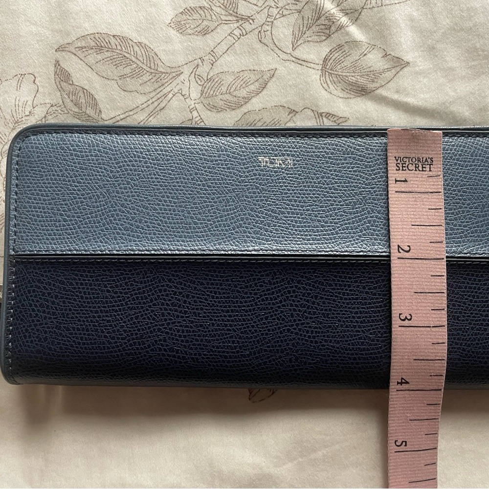TUMI Navy‎ Blue Two Tone Ziparound Leather Wallet Rectangular Long Slim Classic - Picture 6 of 7